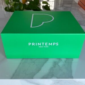 Printemps New York Green Gift Box. Magnetic clasp closure